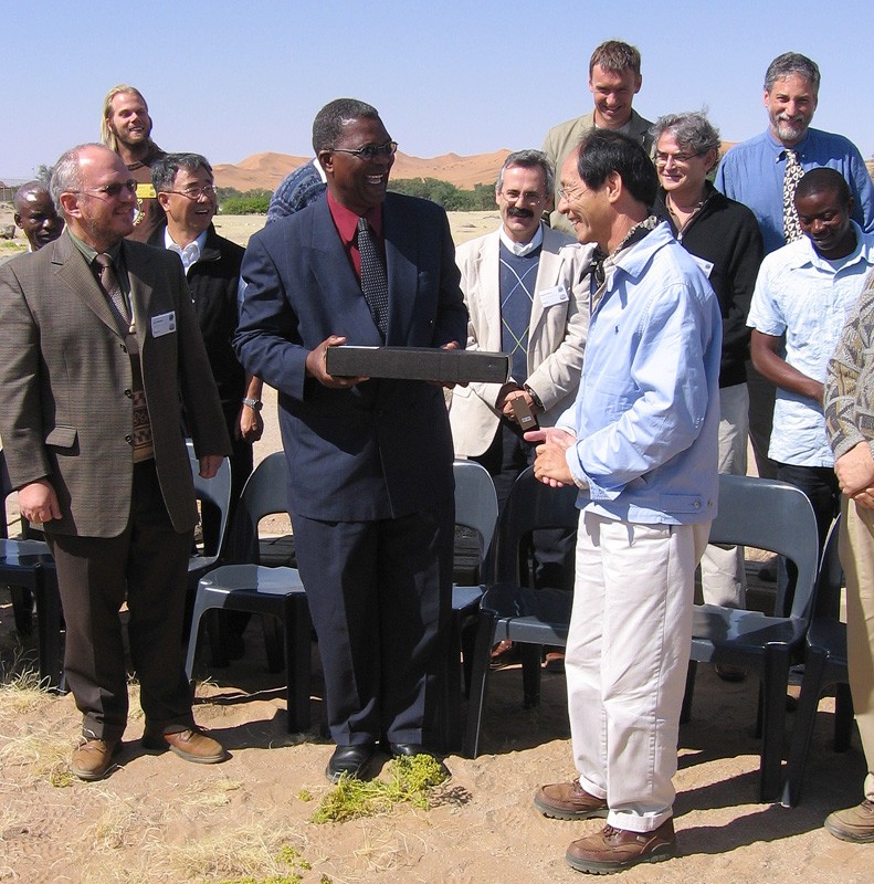 Willem Konjore shaking hands with Hen-biau King.