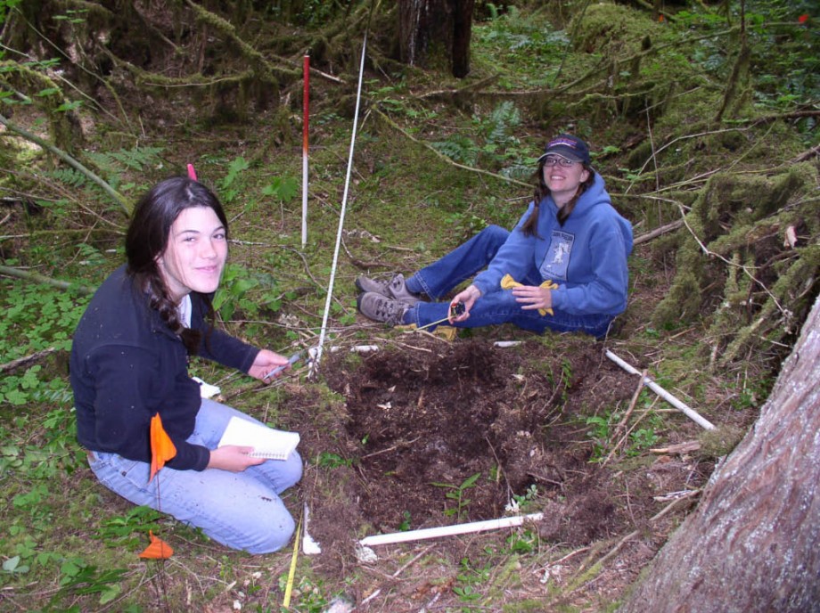 REU Student, Julia Pedersen (left) and OSU student Priscilla Woolverton