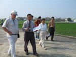 Shan-Ney Huang discussing rice cropping experimental design with Dick Harwood