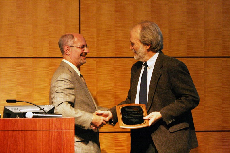 Phil Robertson accepts the 2010 AIBS Distinguished Scientist Award