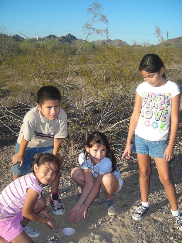 Children from Casa de Paz Sahuaro set pitfall traps